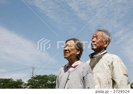 青空とシニア夫婦微笑み 2729524