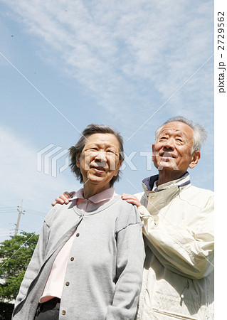 青空と見上げるシニア夫婦 2729562