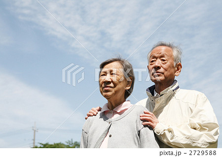 青空とシニア夫婦真顔 2729588
