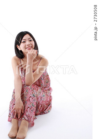 座る女性 2730508