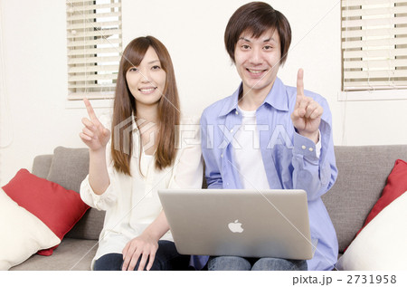 ソファーに座る夫婦 ソファーに座る夫婦 2731958