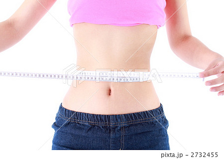 ウェストを測る女性 2732455
