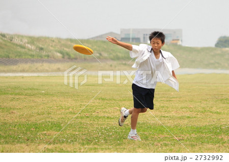 フリスビーをする男の子の写真素材