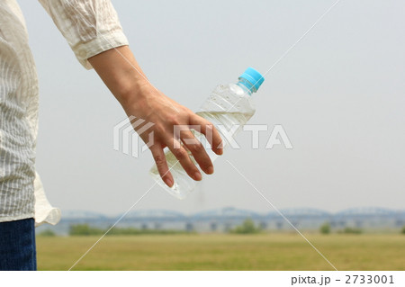ペットボトルを持つ女性 ペットボトルを持つ女性 2733001