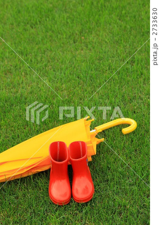 黄色い傘と赤い長靴 2733630