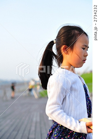 公園の小学生 横顔 の写真素材