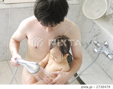 お父さんとお風呂の写真素材