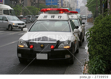 雨中待機するパトカー 2739959
