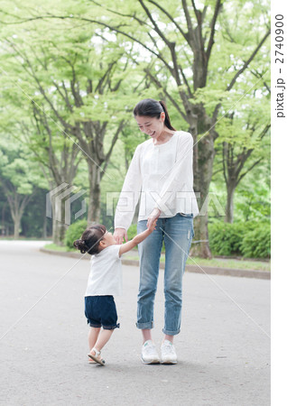 新緑の中の母と子 2740900