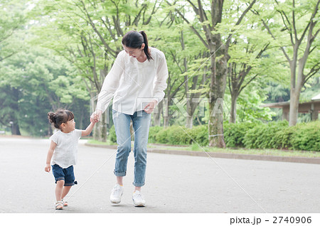 新緑の中の母と子の写真素材 [2740906] - PIXTA