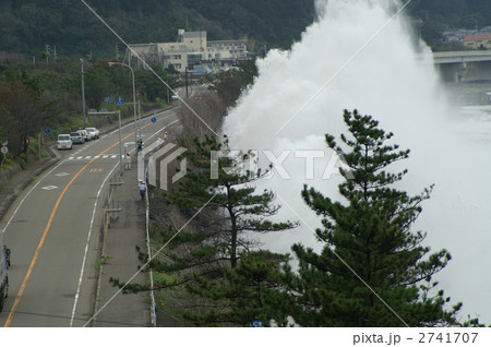 国道を襲う台風の大波 国道を襲う台風の大波 2741707