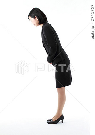 おじぎするビジネスウーマン 2741757