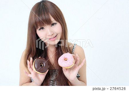 女性とドーナツ 女性とドーナツ 2764526
