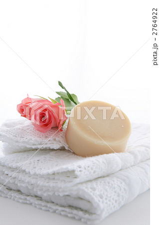 花柄のレースタオルと石けんとローズピンクの薔薇 2764922