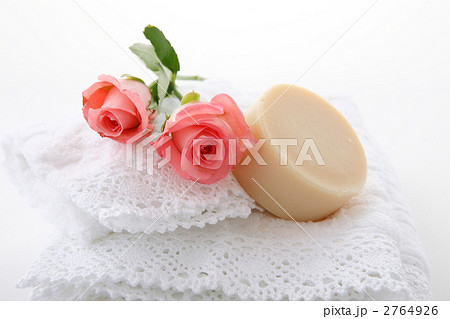 花柄のレースタオルと石けんとローズピンクの薔薇 2764926