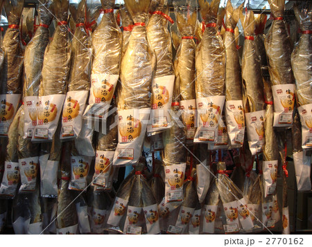 香港の乾物市場に並ぶ塩魚の写真素材