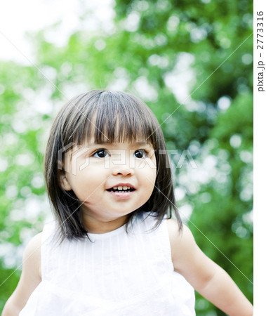 笑顔の可愛いハーフの少女の写真素材