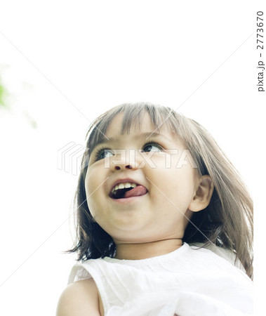 笑顔の可愛いハーフの少女の写真素材