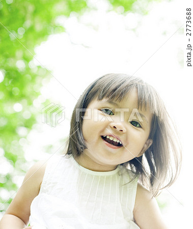 笑顔の可愛いハーフの少女の写真素材