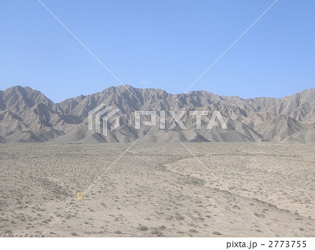 西安から敦煌への列車から砂漠を望む 西安から敦煌への列車から砂漠を望む 2773755