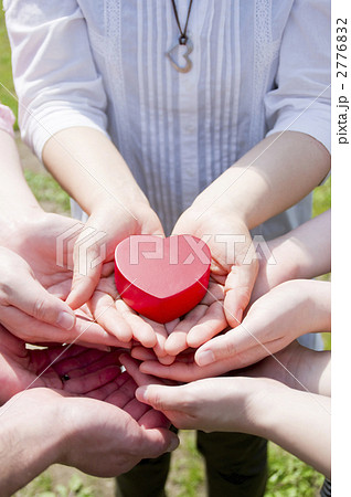 大人数でハートを持つ手元 2776832