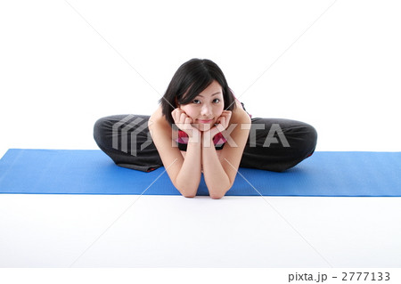 柔軟体操する女性 2777133