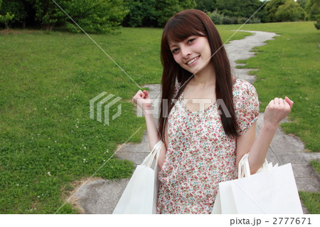 女性1人 (カジュアル 買物 夏 セール バーゲン SALE ショッピング) 女性1人 (カジュアル 買物 夏 セール バーゲン SALE ショッピング) 2777671