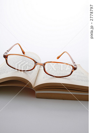 ペーパーブックとメガネ読書イメージ 2778797
