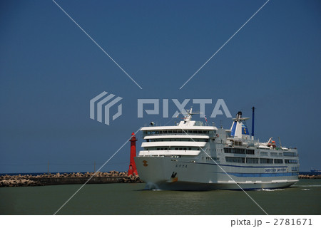 新潟港に入港する佐渡汽船フェリーと赤い灯台 2781671