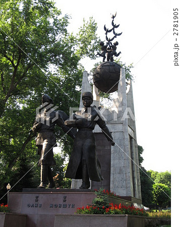 アルマティ： 女性兵士の銅像 2781905