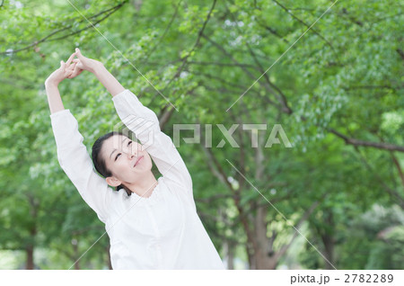 木々の中で深呼吸をする女性 2782289