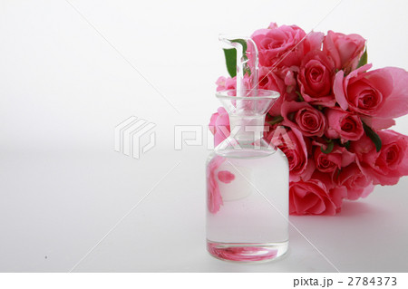 薔薇の花束と化粧水のビン 2784373