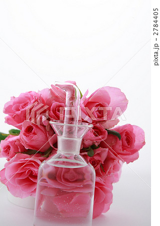 薔薇の花束と化粧水のビン 2784405