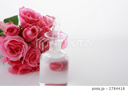 薔薇の花束と化粧水のビン 2784418