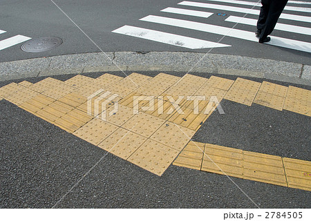 歩道 誘導ブロック 交差点 視覚障害 障害者 盲人 黄色 タイル 点字ブロックの写真素材