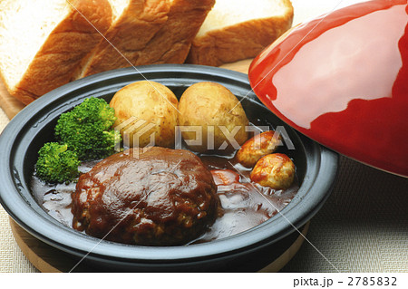 煮込みハンバーグとパン 2785832
