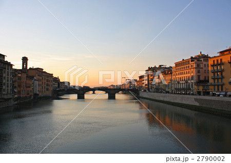 アルノ川とサンタトリニータ橋の夕日 2790002