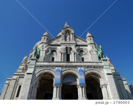 パリのモンマルトルの丘にあるサクレ・クール寺院の写真素材 [2790003