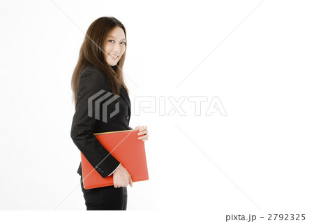 書類を持つ女性社員 2792325