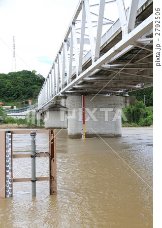 濁流の川と橋 2792506