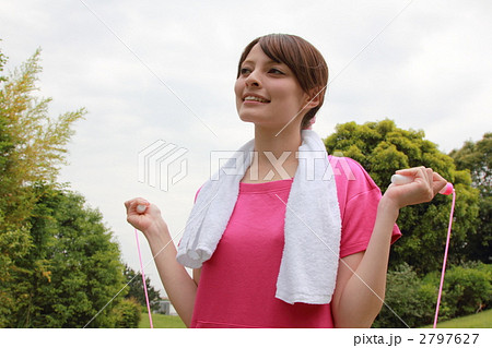 女性1人 (スポーツ トレーニング フィットネス ストレッチ 運動 準備体操 縄跳び なわとび) 女性1人 (スポーツ トレーニング フィットネス ストレッチ 運動 準備体操 縄跳び なわとび) 2797627