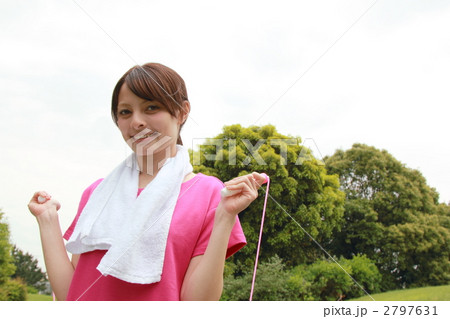 女性1人 (スポーツ トレーニング フィットネス ストレッチ 運動 準備体操 縄跳び なわとび) 女性1人 (スポーツ トレーニング フィットネス ストレッチ 運動 準備体操 縄跳び なわとび) 2797631