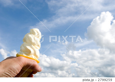 溶けかけのソフトクリームと空 2799259