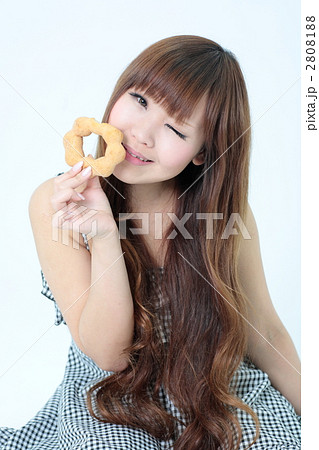 女性とドーナツ 女性とドーナツ 2808188