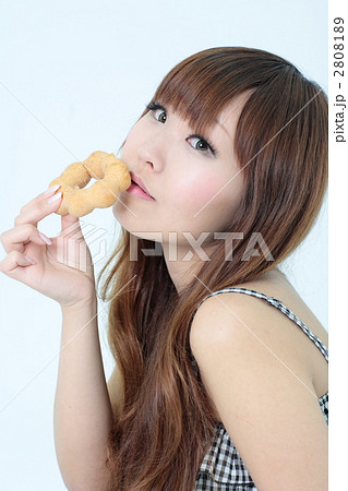 女性とドーナツ 2808189