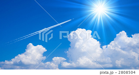 青空と太陽と飛行機雲の写真素材 [2808504] - PIXTA