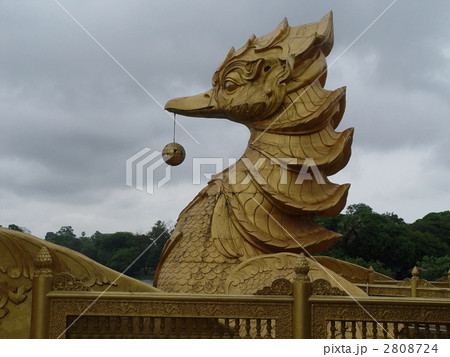 巨大な黄金の鳥のオブジェ（カンドージー湖・ヤンゴン／ミャンマー） 2808724