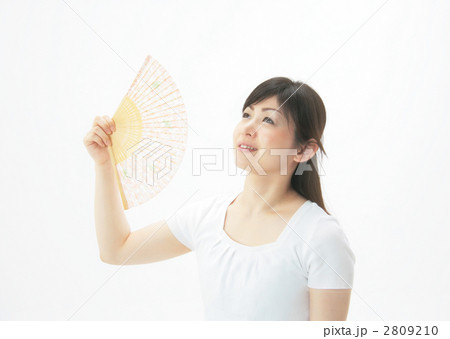 扇子で扇ぐ女性 2809210