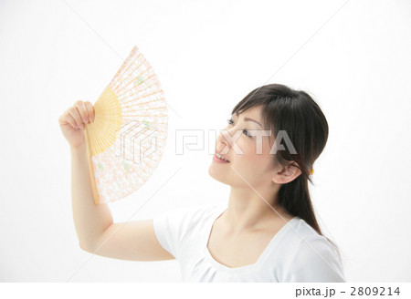 扇子で扇ぐ女性 2809214