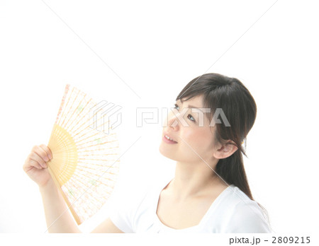 扇子で扇ぐ女性 2809215